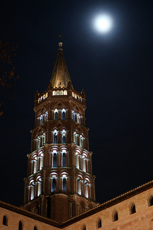 Toulouse de Nuit - St Sernin avec la pleine lune dans les nuages