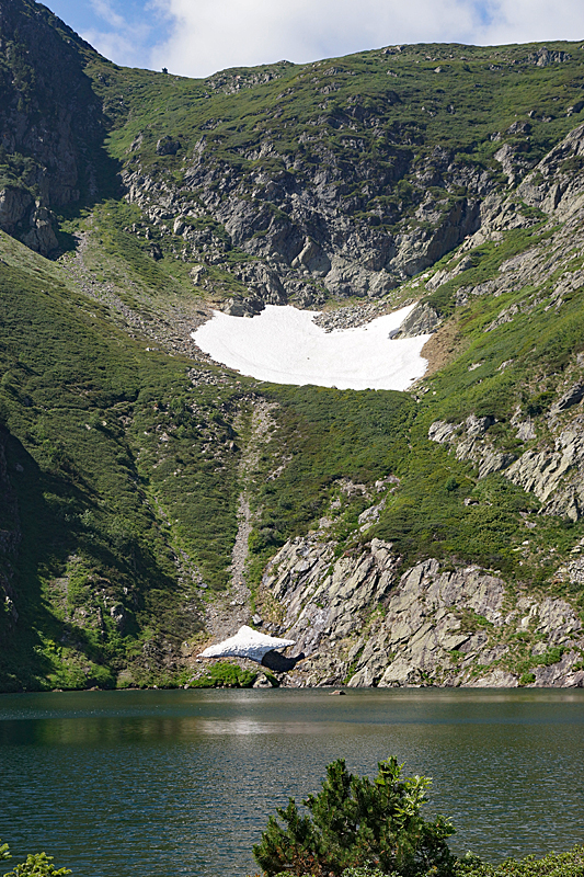 Le tour des étangs - Névés sur les rives de l étang bleu