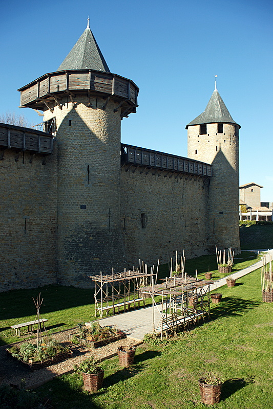 Carcassonne - Le château comtal avec les hourds reconstitués par Viollet-le-Duc
