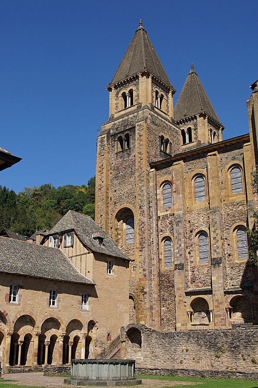 Conques - Conques - l abbatiale depuis le cloître