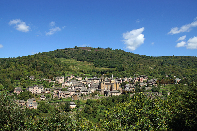 Conques - Le village de Conques depuis le site du Bancarel