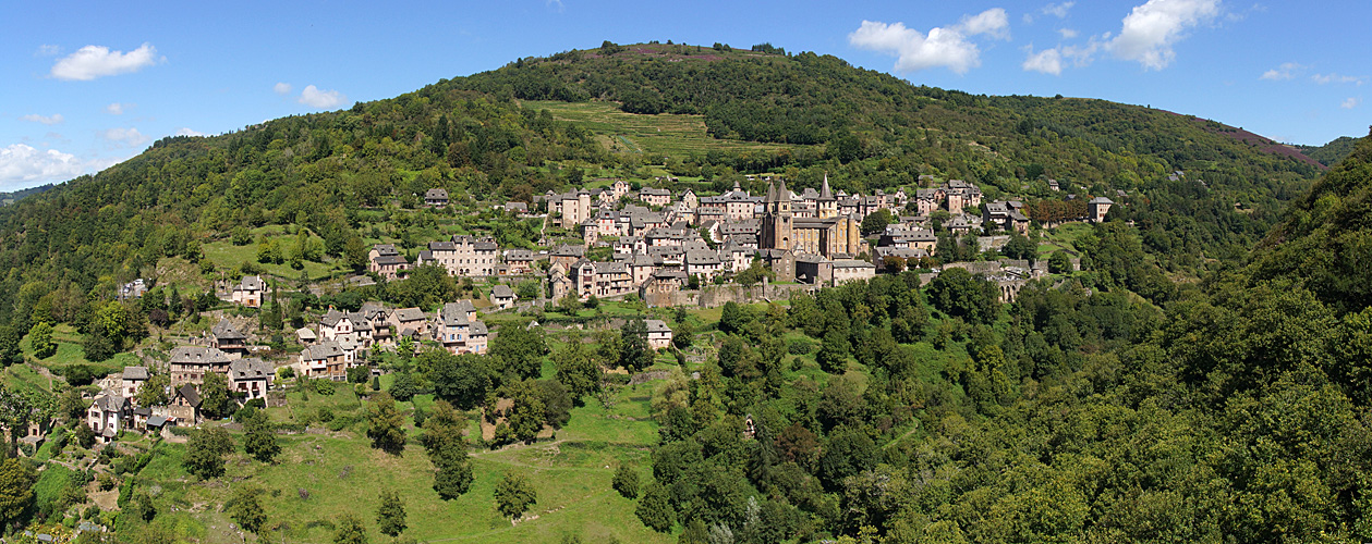Conques - Le village de Conques depuis le site du Bancarel
