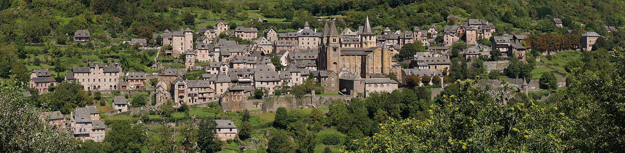 Conques - Le village de Conques depuis le site du Bancarel
