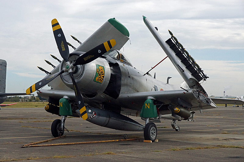 N avions à Francazal - Douglas A-1 Skyraider