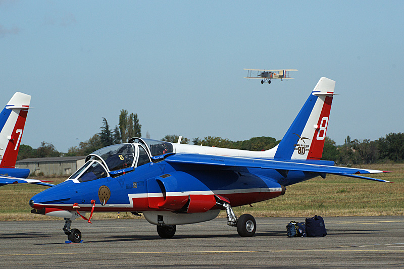 N avions à Francazal - Alpha Jet de la patrouille de France[br]avec le Breguet 14 au décollage