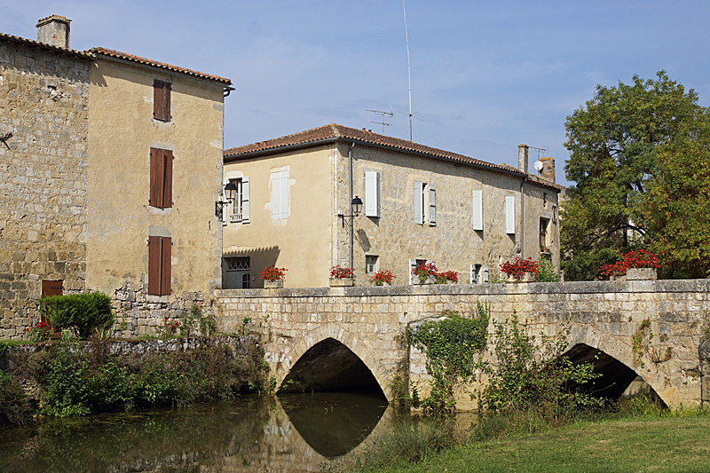 Balade dans le Gers - Entrée du village de Fourcés,[br]bastide médiévale