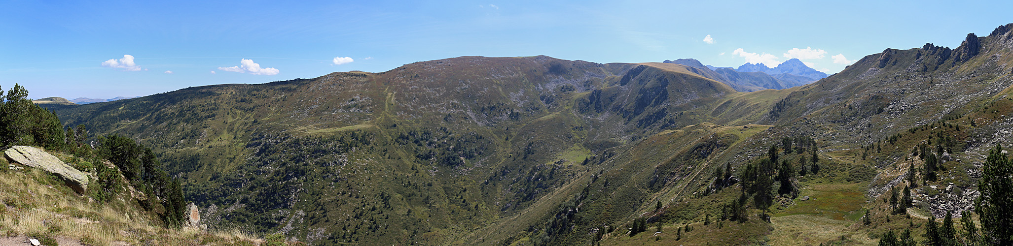 Plateau de Beille - Depuis le col des Finestres, le pic de Ruhle (au fond)