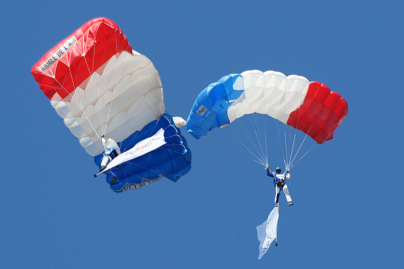 N avions à Francazal - Largage des parachutistes