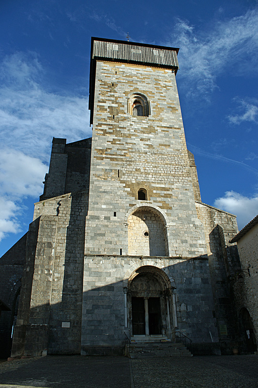 Autour de Luchon - Façade de la cathédrale Sainte-Marie de Saint-Bertrand de Comminges