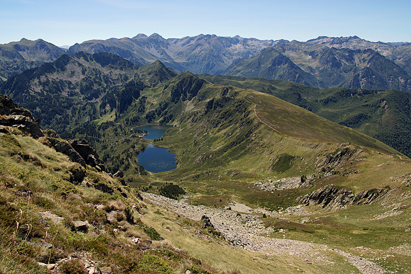 Le tour des étangs - L étang noir et l étang bleu depuis le pic du Tarbésou