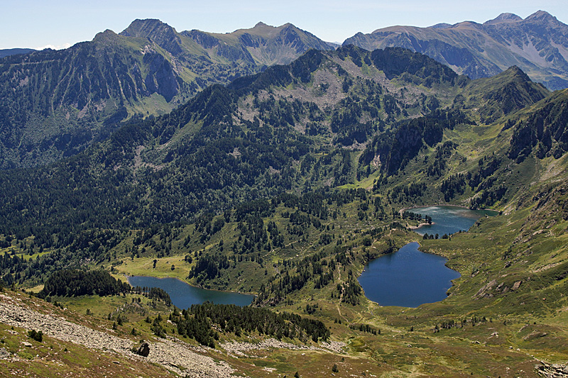 Le tour des étangs - L étang noir, l étang bleu et l étang de Rabassoles sur la gauche depuis le pic du Tarbésou
