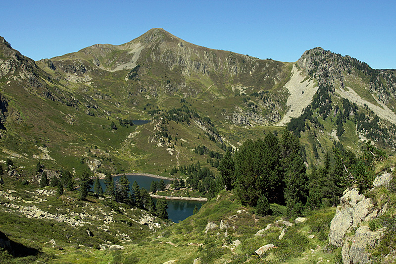 Le tour des étangs - L étang bleu et l étang bleu au pied du pic du Tarbésou