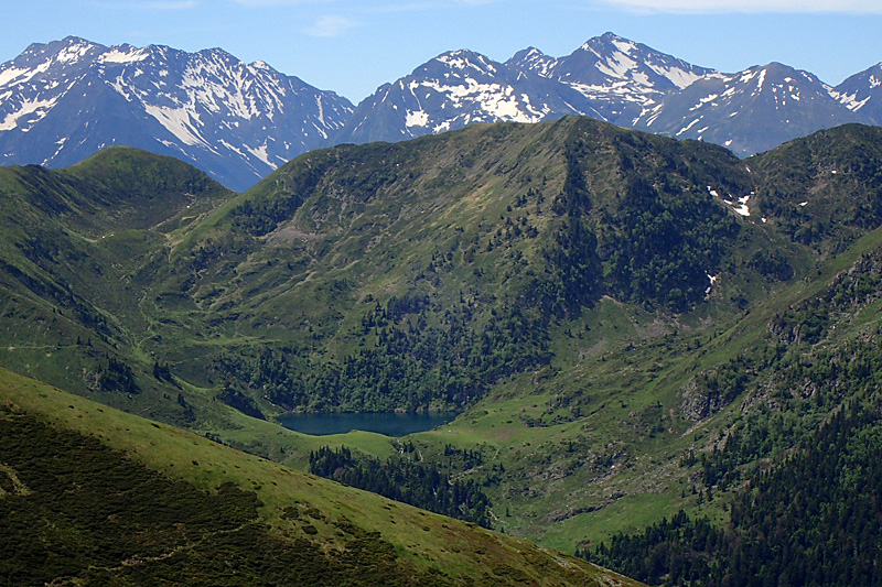 Le Mont Né - Le lac de Bareilles pendant la montée au Mont Né