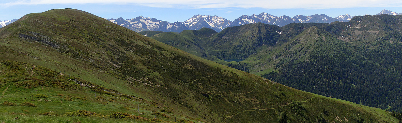 Le Mont Né - Panorama avec le sommet du Mont Né et le lac de Bareilles