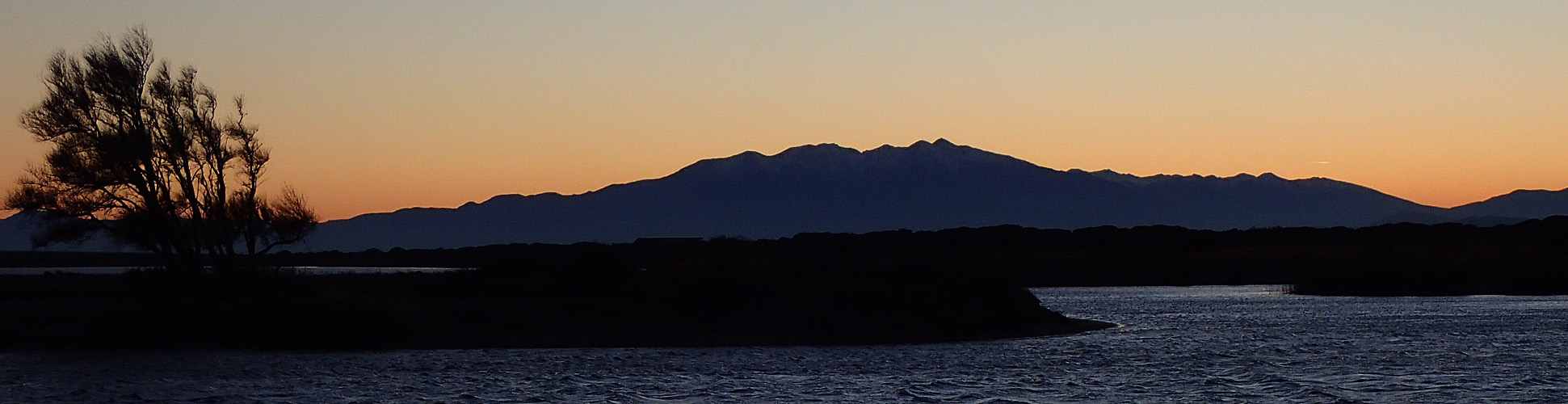 Leucate - L étang de Leucate et le pic du Canigou au coucher du soleil