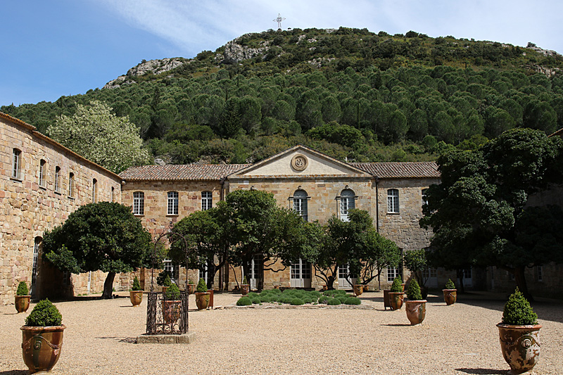 Une journée dans l Aude - Abbaye de Fontfroide - la grande cour