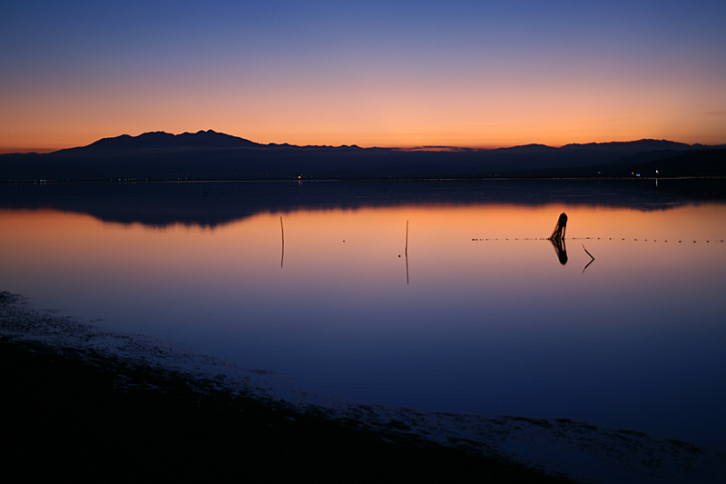 Sur les rives de la Méditerranée - Coucher de soleil sur le Canigou et l étang de Leucate