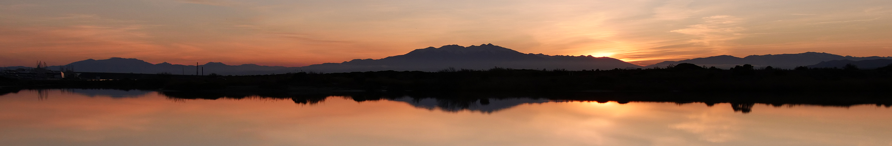 Sur les rives de la Méditerranée - Coucher de soleil sur le Canigou