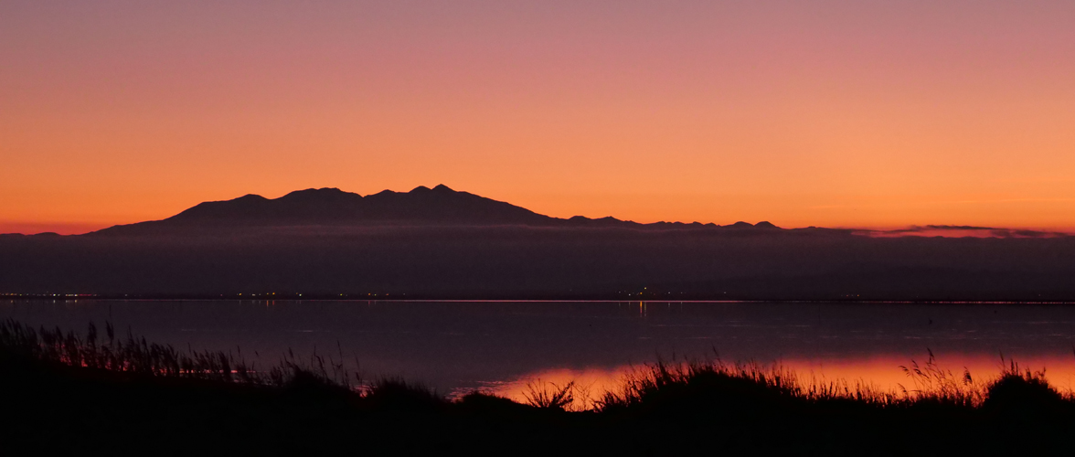 Sur les rives de la Méditerranée - Coucher de soleil sur le Canigou et l étang de Leucate