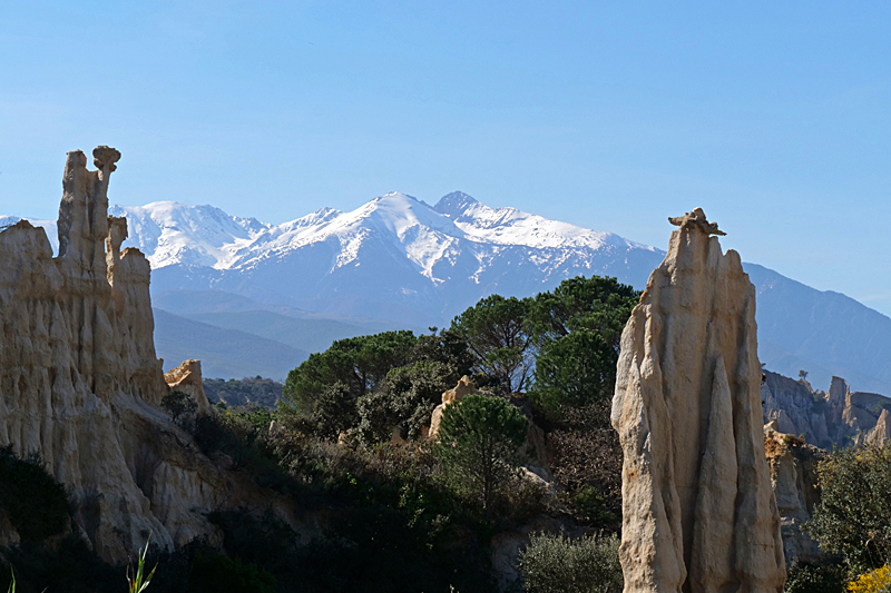 Les Orgues[br]d Ille-sur-Têt - Vue vers le Canigou
