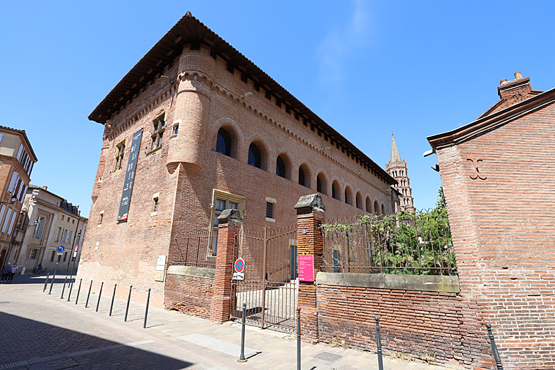 Toulouse déconfinée... - Musée St Raymond avec le clocher de la basilique St Sernin