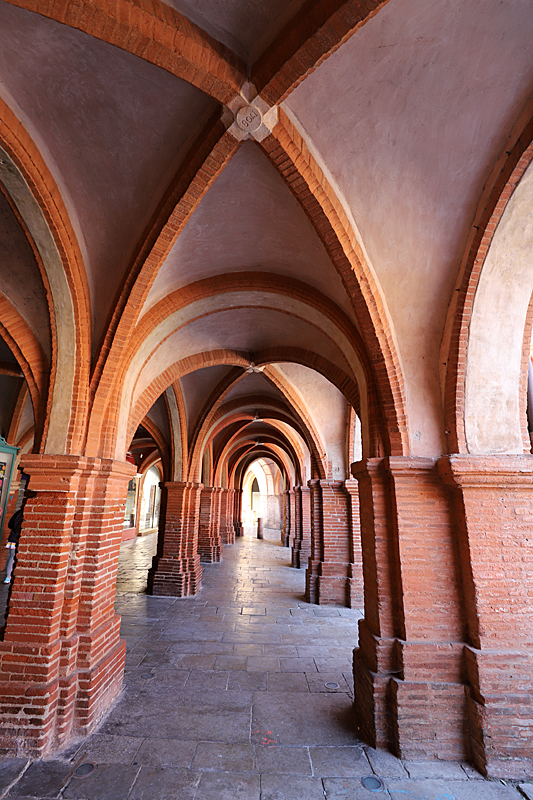 Au fil du Tarn et de l Aveyron... - Les arcades de la Place Nationale de Montauban