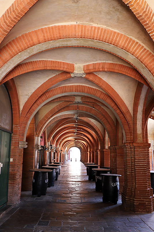 Au fil du Tarn et de l Aveyron... - Les arcades de la Place Nationale de Montauban