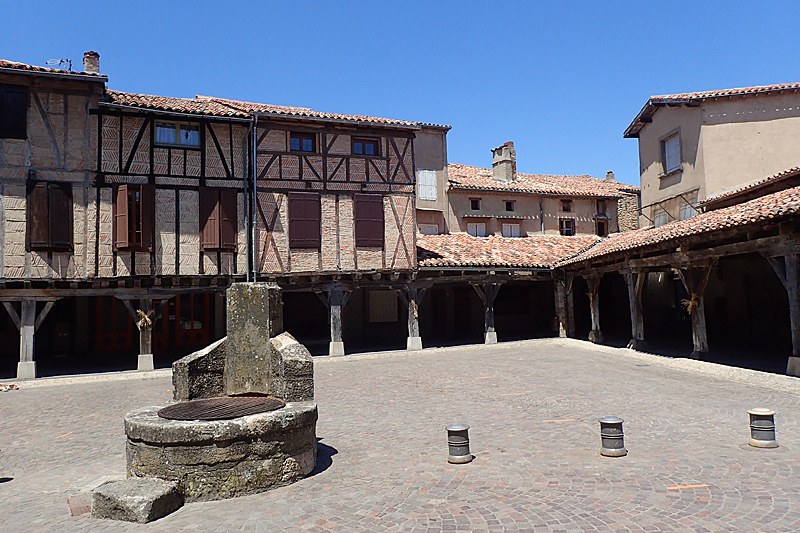 Lautrec - Village de Lautrec - la place centrale