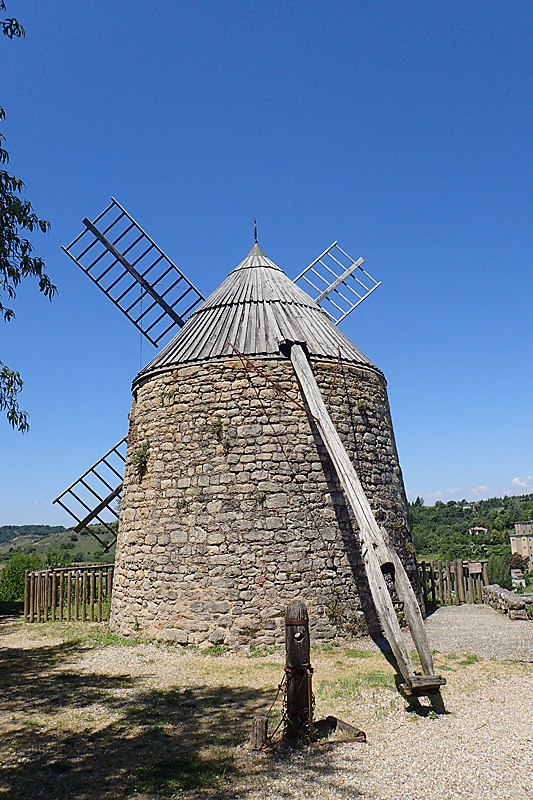 Lautrec - Village de Lautrec - le moulin à vent