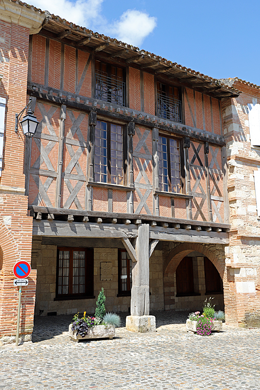 Au-Mo-Lau Tour ! - Place de la Halle, village d Auvillar