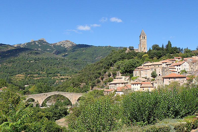 Olargues - Le village d Orlargues avec le pont du diable