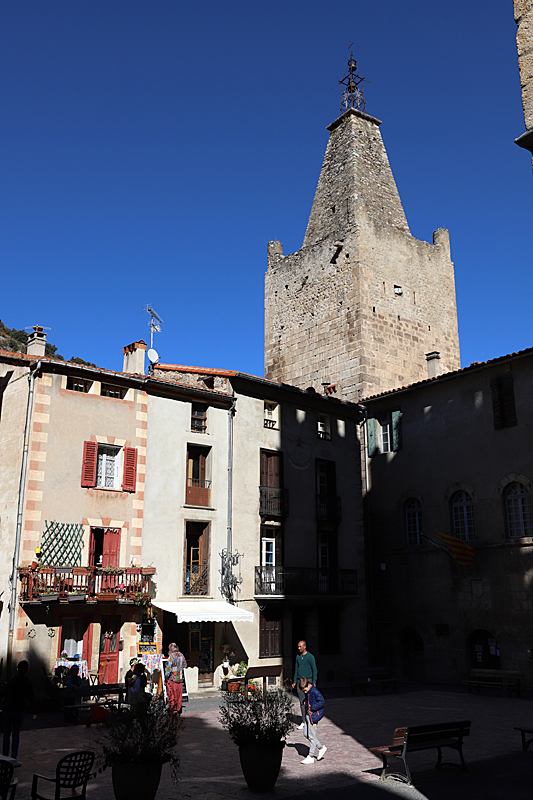 Villages de la vallée de la Têt - La place l église de Villefranche-de-Conflent