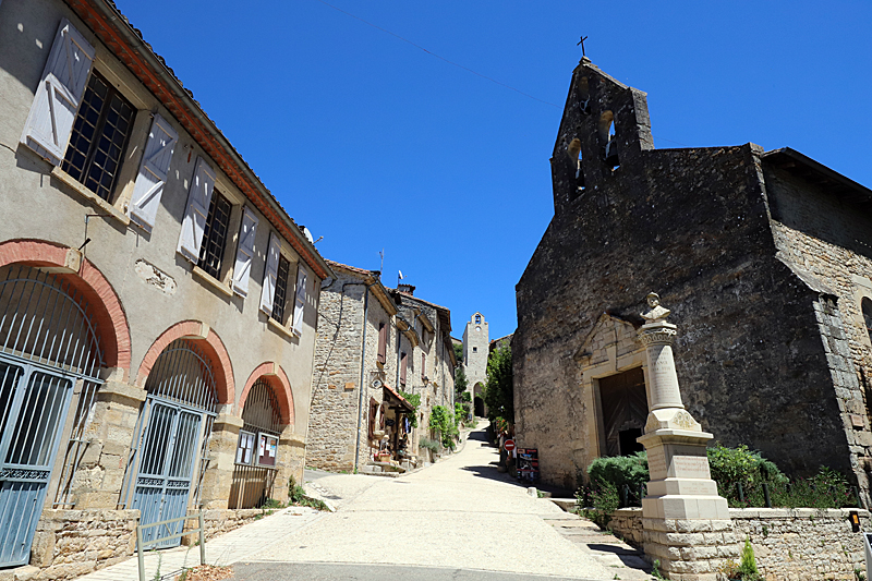 Tour en Tarn ! - [b]Bruniquel :[/b] rue de l Hôpital avec la porte Méjane (tour) tout au fond