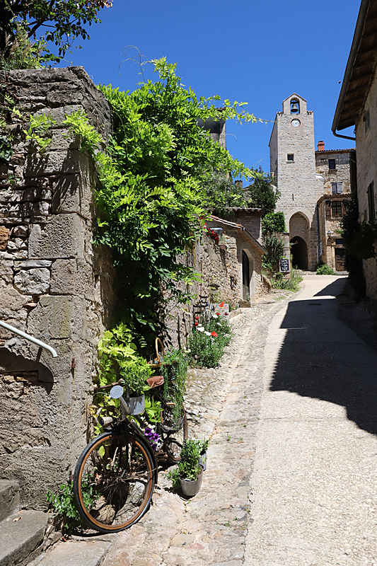 Tour en Tarn ! - [b]Bruniquel :[/b] rue de l Hôpital avec la porte Méjane (tour)