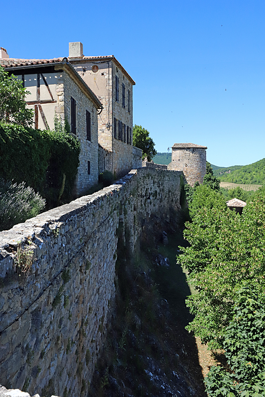 Tour en Tarn ! - [b]Puycelsi :[/b] la porte de l’Irissou depuis le rempart