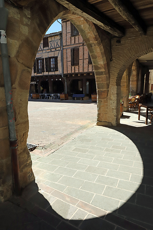 Tour en Tarn ! - [b]Castelnau de Montmiral :[/b] la place des Arcades