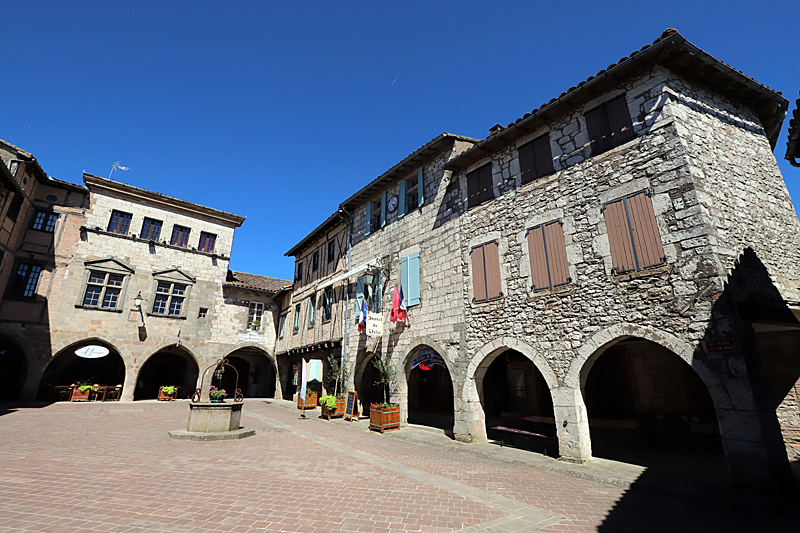 Tour en Tarn ! - [b]Castelnau de Montmiral :[/b] la place des Arcades