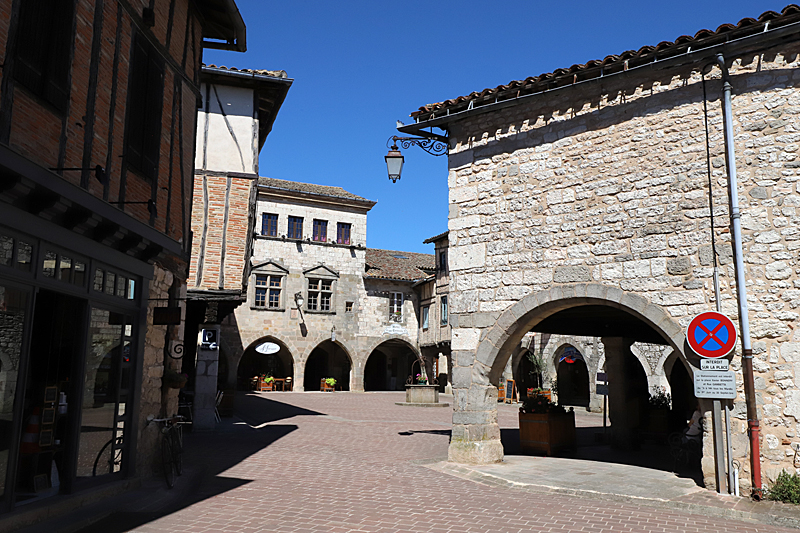 Tour en Tarn ! - [b]Castelnau de Montmiral :[/b] la place des Arcades
