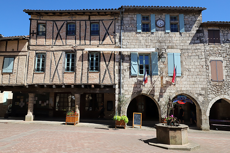 Tour en Tarn ! - [b]Castelnau de Montmiral :[/b] la place des Arcades