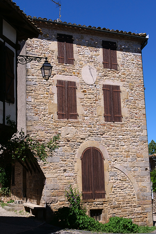 Tour en Tarn ! - [b]Puycelsi :[/b] bin, une maison...