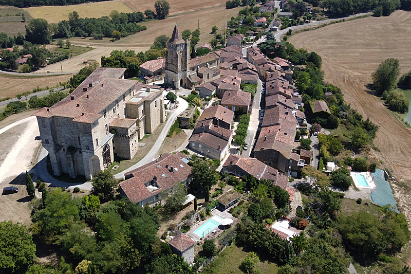 Tour en Gers ! - [b]Lavardens :[/b] le village avec le château