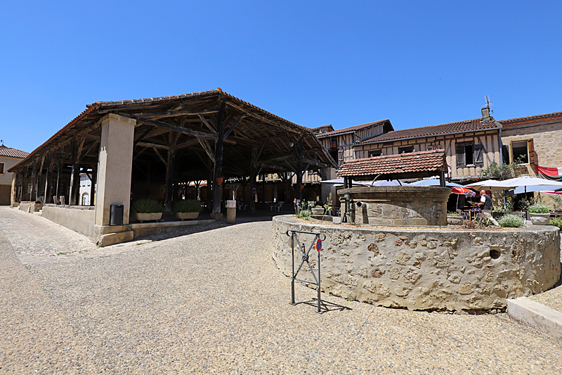 Tour en Gers ! - [b]Bassoues :[/b] la centre du village avec sa halle