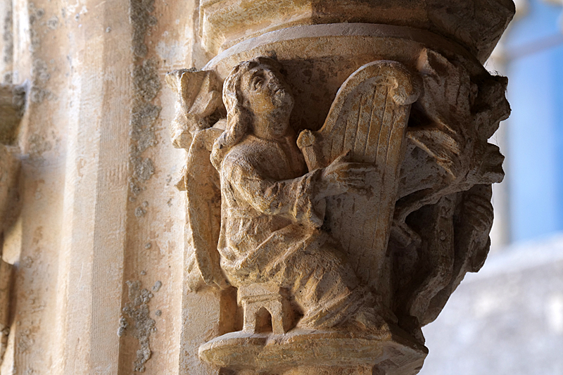 Tour en Gers ! - [b]La Romieu :[/b] détail d un chapiteau du cloître de la collégiale Saint-Pierre