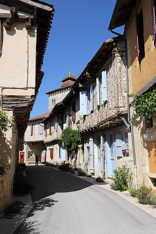 Halles du Gers ! - [b]Sarrant :[/b] la rue courbe