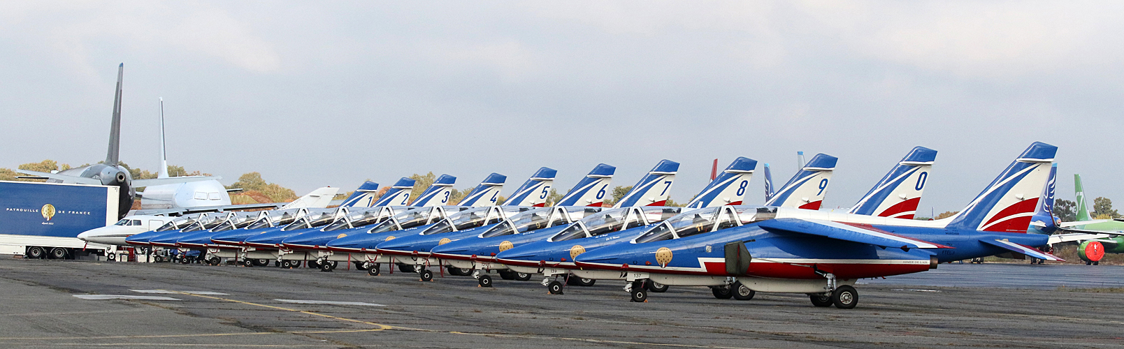 N avions à Francazal - (J1) Les Alpha Jet de la Patrouille de France
