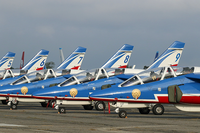 N avions à Francazal - (J1) Les Alpha Jet de la Patrouille de France