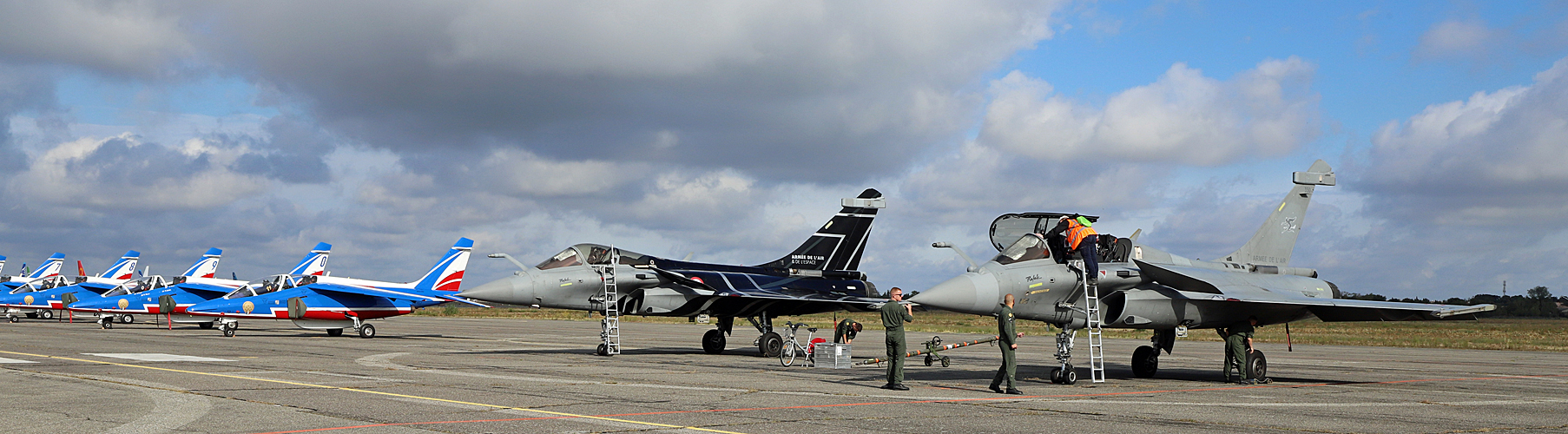 N avions à Francazal - (J1) Les Alpha Jet de la Patrouille de France avec les Rafales C et B