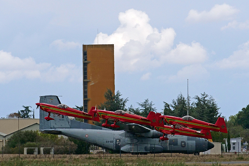 N avions à Francazal - (J1) La patrouille marocaine de la Marche Verte au décollage