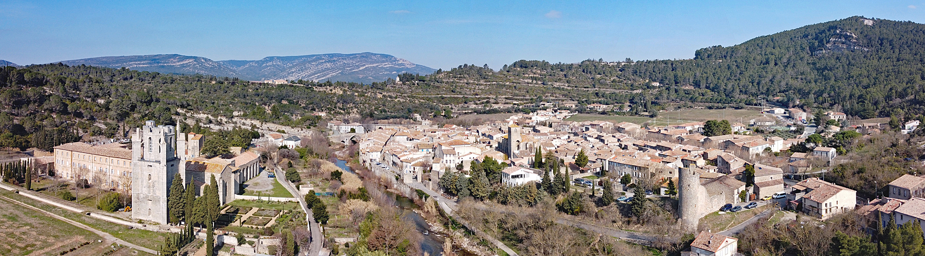 Lagrasse - L abbaye Sainte-Marie d’Orbieu et le village