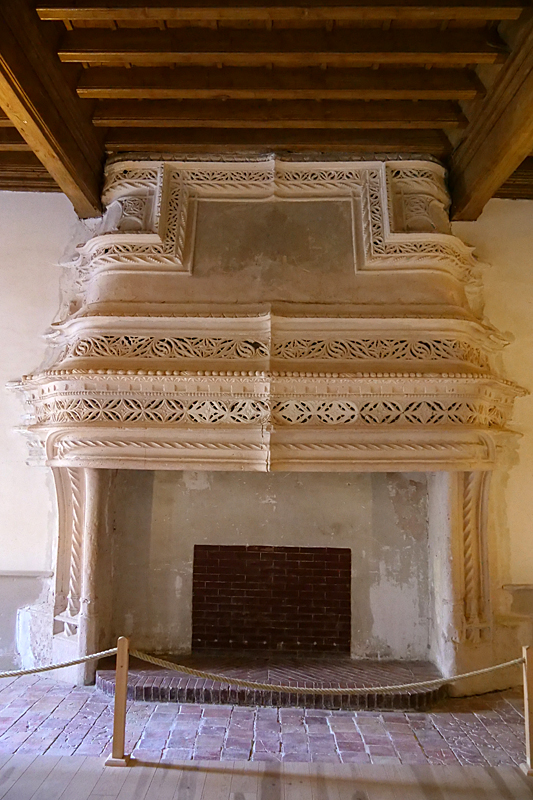 Lagrasse - La cheminée de la salle d apparat de l abbaye